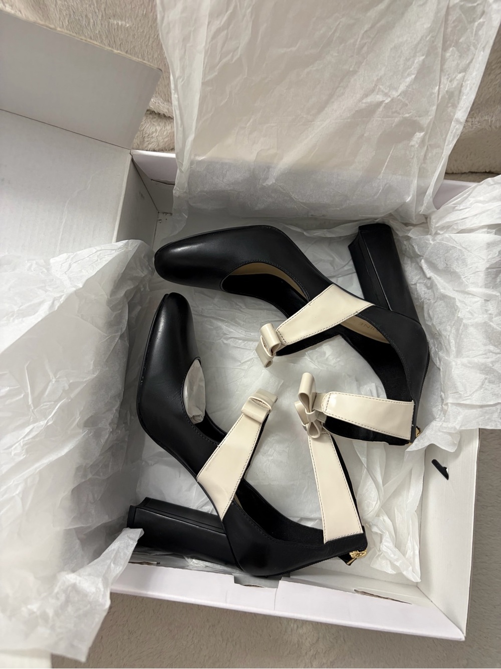 Vintage Nine West Black and Cream Bow-Strap Block Heel Pumps - Picture 8 of 9